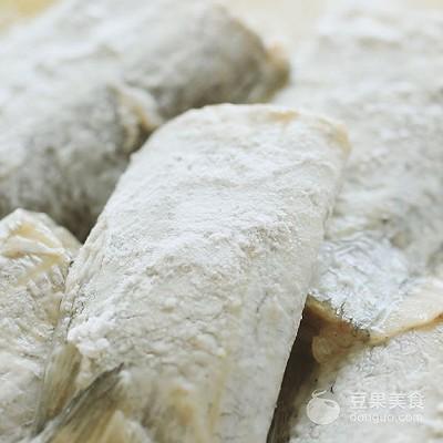 带鱼和西红柿能一起吃吗，带鱼和西红柿一起吃可以吗（茄汁带鱼，一厨作）