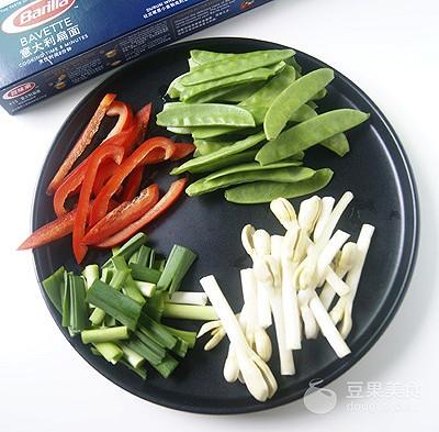 黑椒意面的做法，黑椒牛肉意面的做法步骤（如何做一盘“有滋有味”的经典意面）