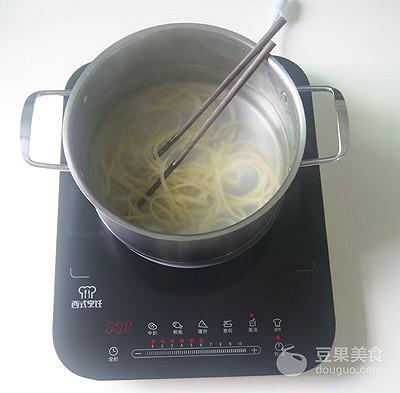 黑椒意面的做法，黑椒牛肉意面的做法步骤（如何做一盘“有滋有味”的经典意面）