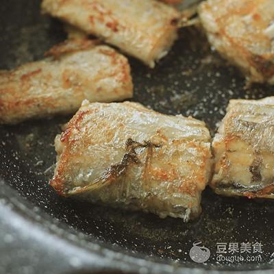 带鱼和西红柿能一起吃吗，带鱼和西红柿一起吃可以吗（茄汁带鱼，一厨作）