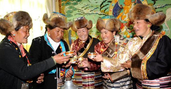 敬酒歌歌词，彝族敬酒歌歌词（藏区的劝酒歌文化）