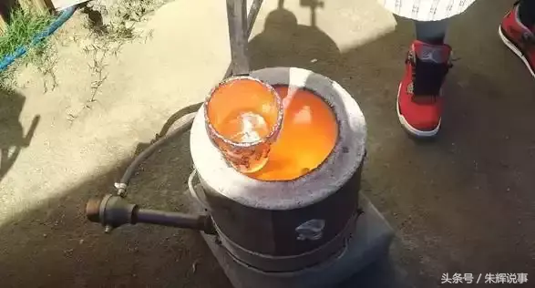 水钻打孔技巧视频，水钻打孔使用教程（男子将铜水倒水钻上做实验）