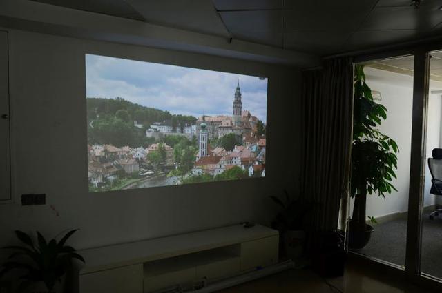 飞利浦电视怎么投屏，飞利浦电视机如何投屏（这几款投影仪轻松打造家庭式电影院）