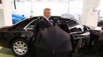 劳斯莱斯的雨伞有什么作用，劳斯莱斯的雨伞是什么样的（劳斯莱斯上配备一把价值10万的雨伞）