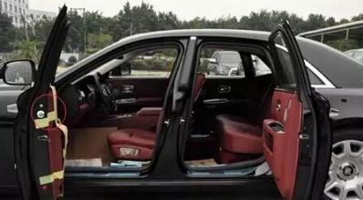 劳斯莱斯的雨伞有什么作用，劳斯莱斯的雨伞是什么样的（劳斯莱斯上配备一把价值10万的雨伞）