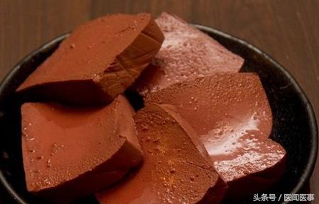 怎样才能辨别猪血是不是用血粉做的，怎样才能辨别猪血是不是用血粉做的呢（猪血如果不是蓬松的，请别吃）