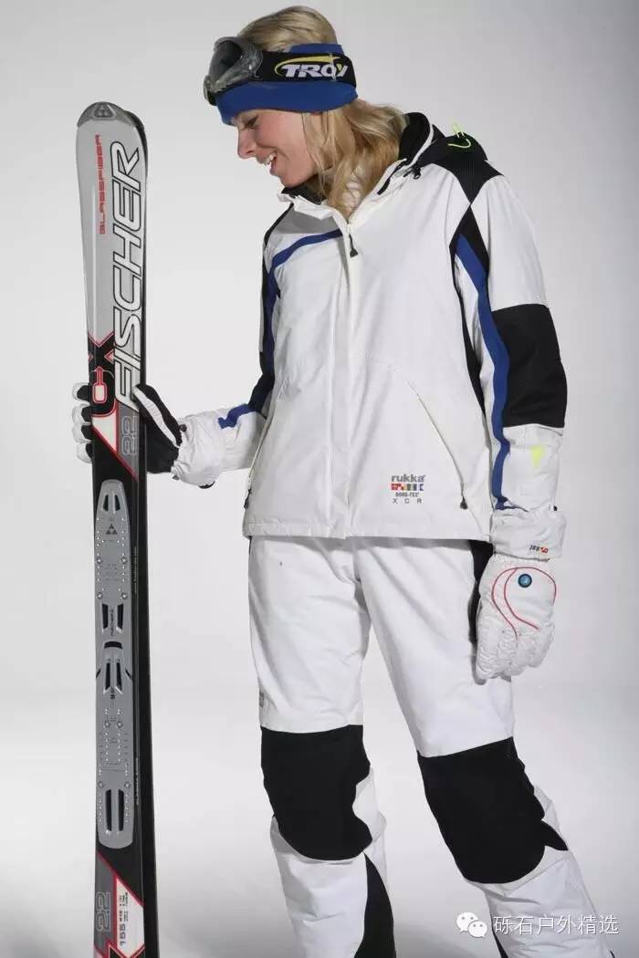 滑雪服上衣的要求是宽松还是贴身，滑雪服上衣的要求是宽松的还是紧绷的（教你购买一件最适合你的滑雪服）