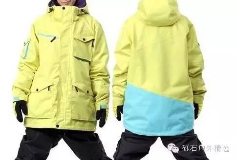 滑雪服上衣的要求是宽松还是贴身，滑雪服上衣的要求是宽松的还是紧绷的（教你购买一件最适合你的滑雪服）