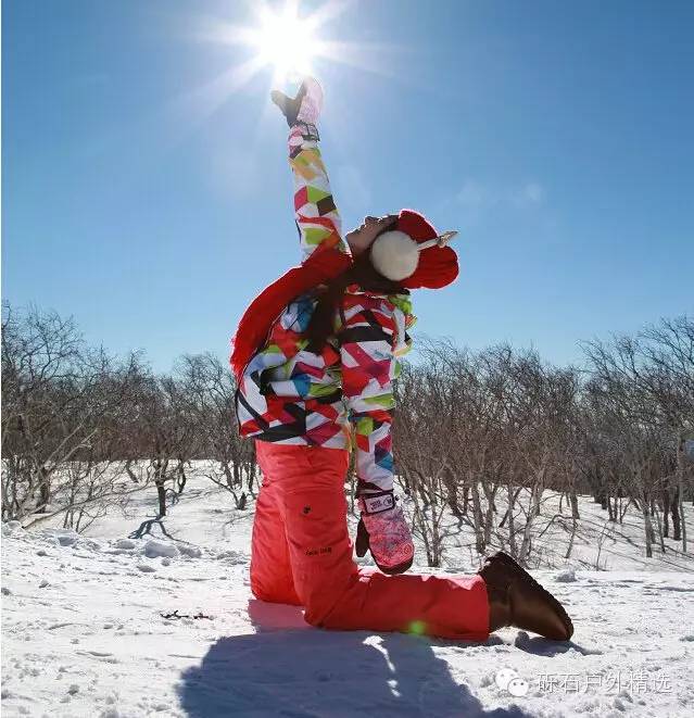 滑雪服上衣的要求是宽松还是贴身，滑雪服上衣的要求是宽松的还是紧绷的（教你购买一件最适合你的滑雪服）