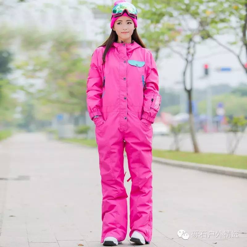 滑雪服上衣的要求是宽松还是贴身，滑雪服上衣的要求是宽松的还是紧绷的（教你购买一件最适合你的滑雪服）