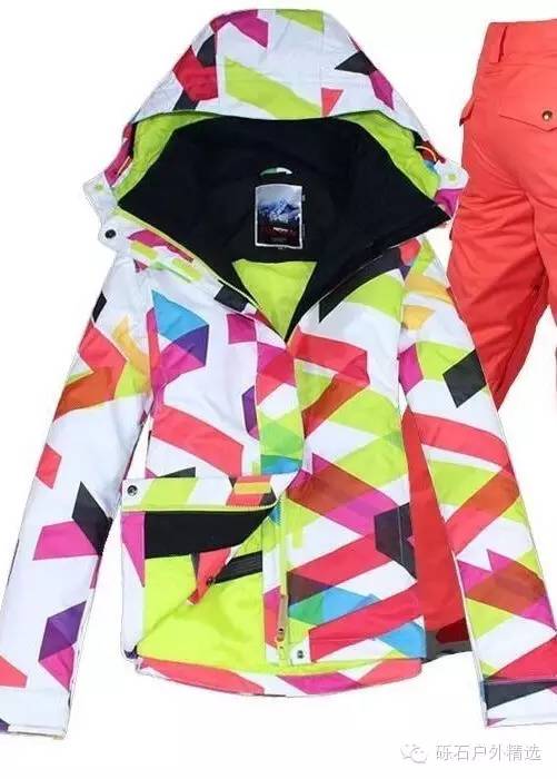 滑雪服上衣的要求是宽松还是贴身，滑雪服上衣的要求是宽松的还是紧绷的（教你购买一件最适合你的滑雪服）