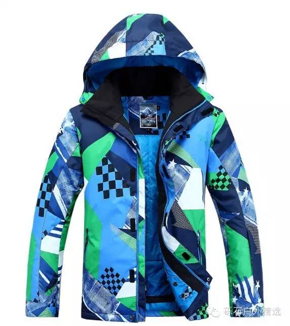 滑雪服上衣的要求是宽松还是贴身，滑雪服上衣的要求是宽松的还是紧绷的（教你购买一件最适合你的滑雪服）