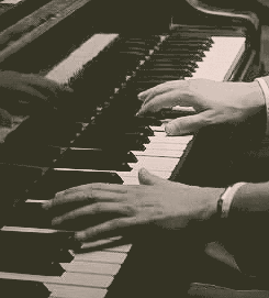 布拉格广场歌词什么意思，竟没发现歌词里藏着这么一个秘密