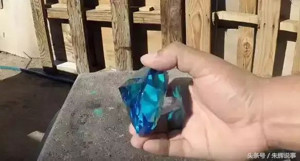 水钻打孔技巧视频，水钻打孔使用教程（男子将铜水倒水钻上做实验）