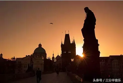 布拉格广场歌词什么意思，竟没发现歌词里藏着这么一个秘密