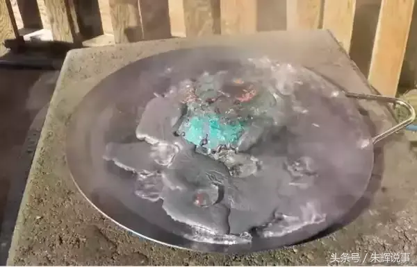 水钻打孔技巧视频，水钻打孔使用教程（男子将铜水倒水钻上做实验）