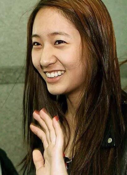 郑秀晶整容前素颜惊悚,郑秀晶割双眼皮(这下说郑秀晶没整容都没人信了