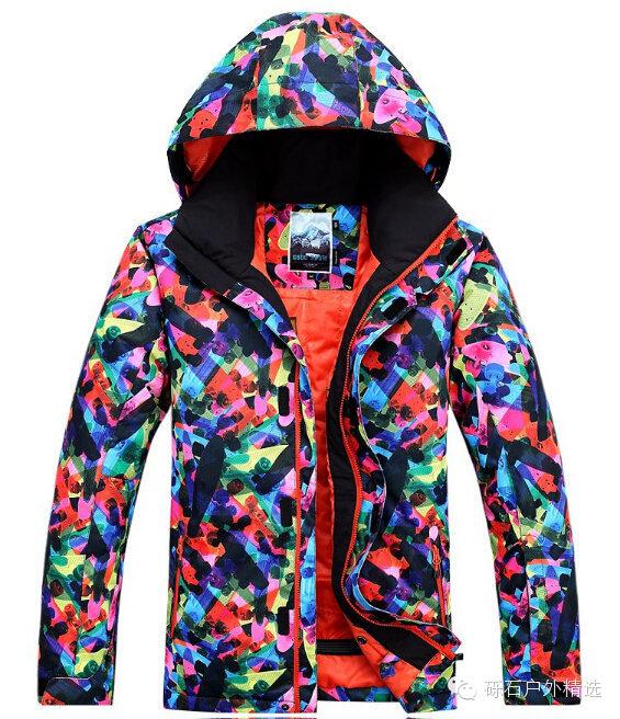 滑雪服上衣的要求是宽松还是贴身，滑雪服上衣的要求是宽松的还是紧绷的（教你购买一件最适合你的滑雪服）