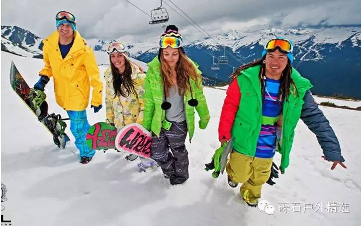 滑雪服上衣的要求是宽松还是贴身，滑雪服上衣的要求是宽松的还是紧绷的（教你购买一件最适合你的滑雪服）