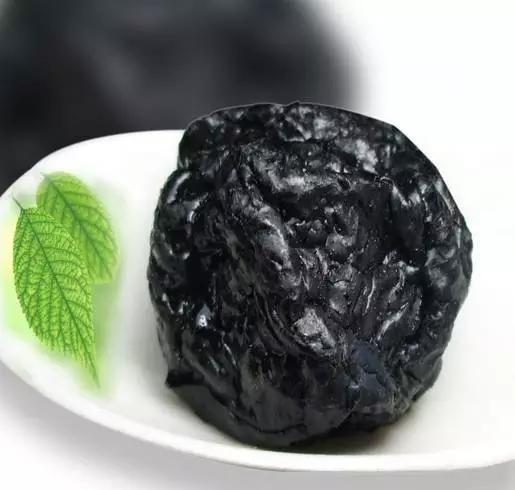 乌梅干的功效与作用，乌梅泡水的功效与作用（没想到竟然还有这么多功效）