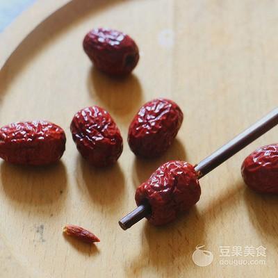 红枣桂圆枸杞茶的功效，桂圆红枣枸杞茶功效（桂圆红枣茶的做法）