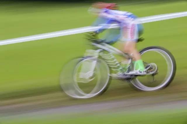 迅雷不及掩耳盗铃，迅雷不及掩耳盗铃意思（“迅雷不及掩耳盗铃之势如破竹”的开机速度）