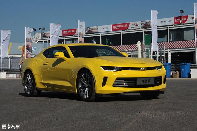 雪佛兰的科迈罗(大黄蜂)(大黄蜂再变身 实拍第六代雪佛兰科迈罗)