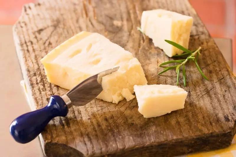 拉丝的是奶酪还是芝士，拉丝的是芝士还是奶酪（终极区分超市常见的芝士种类）