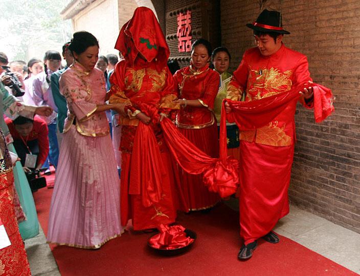 什么叫穿绿鞋女生穿红鞋有什么寓意，什么叫穿绿鞋女生穿红鞋有什么寓意呢（新郎接新娘最少要磕300个头）