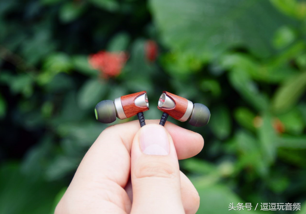 黑色信封歌词，黑色信封的歌词（透彻心扉的声音——BLON圈铁耳塞评测）