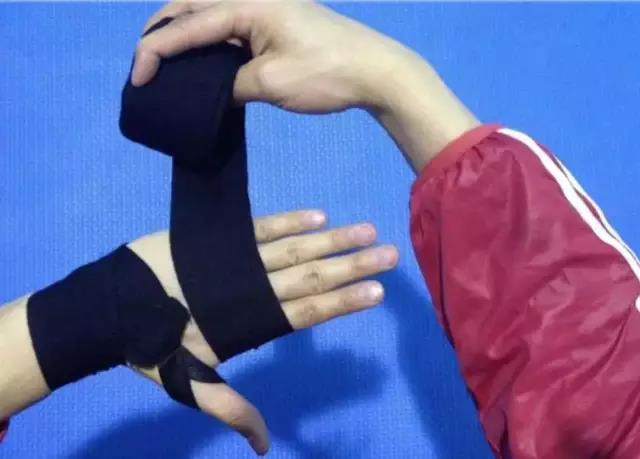拳击绷带怎么缠，护手绷带的四种缠法（轻松学习如何正确缠护手布）