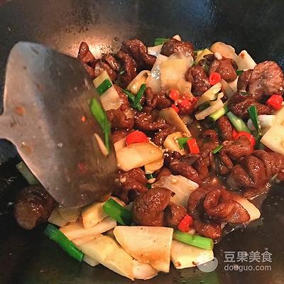 酸菜大肠的做法，酸菜大肠的做法步骤（酸菜炒肥肠的做法）