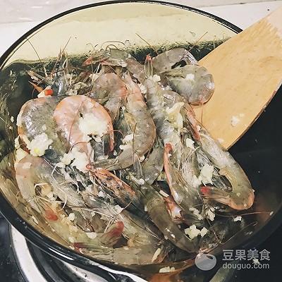 蒜蓉基围虾的做法，蒜蓉基围虾的家常做法怎样做（简单超方便#西王鲜味道#）