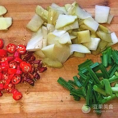 酸菜大肠的做法，酸菜大肠的做法步骤（酸菜炒肥肠的做法）
