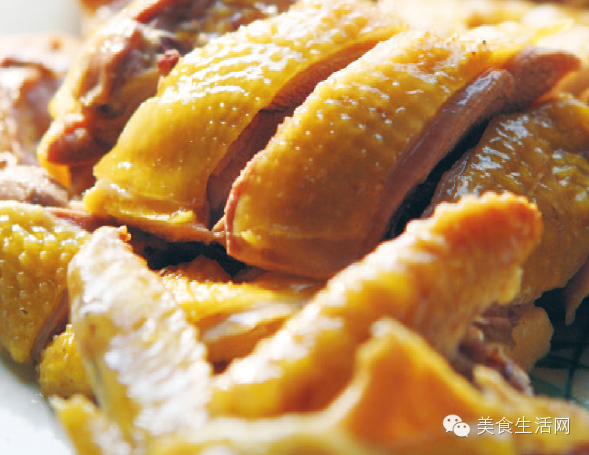 顺德是粤菜主要发源地,善于博取众长,推陈出新,烹饪河鲜和蒸炒各种