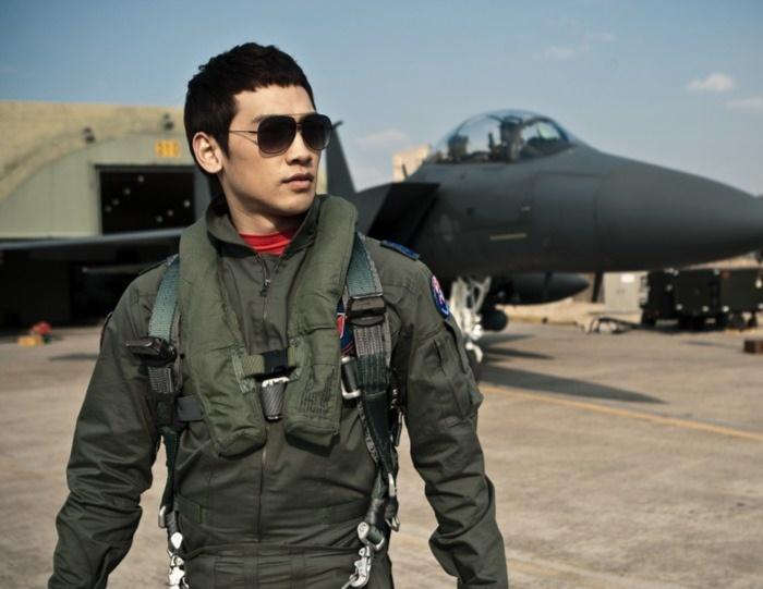 空战电影《r2b:返回基地》rain帅气飞行员剧照