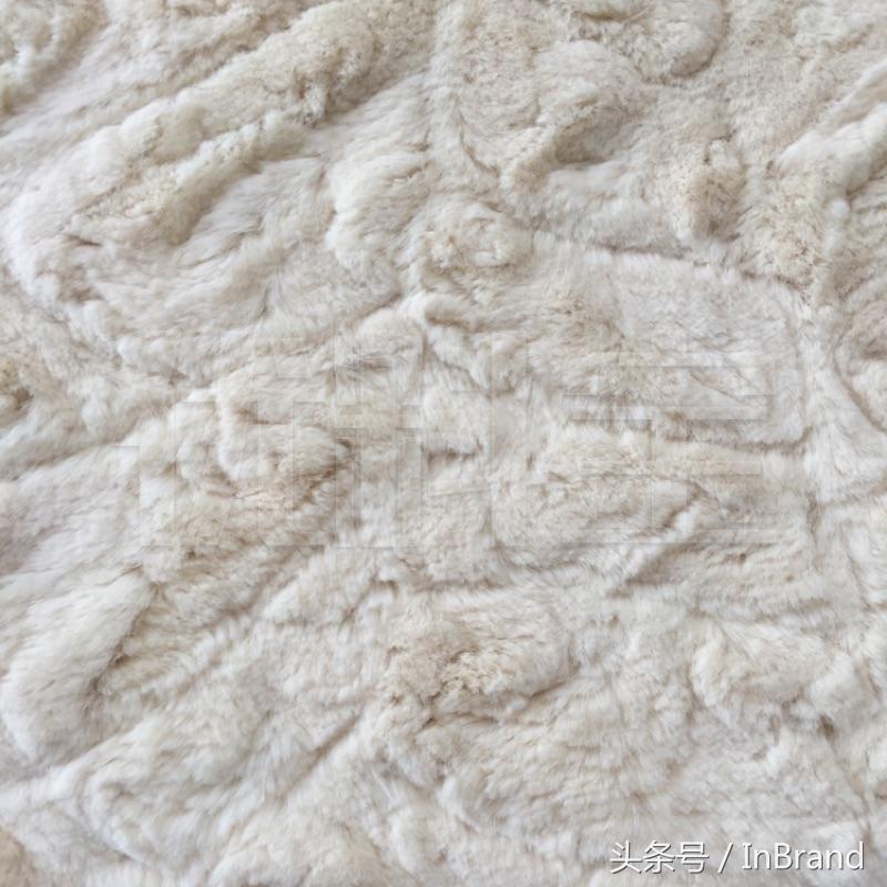 环保皮草是什么材质，环保皮草是什么材质做的（设计，冬天时髦材质-人造毛皮）