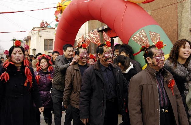 什么叫穿绿鞋女生穿红鞋有什么寓意，什么叫穿绿鞋女生穿红鞋有什么寓意呢（新郎接新娘最少要磕300个头）