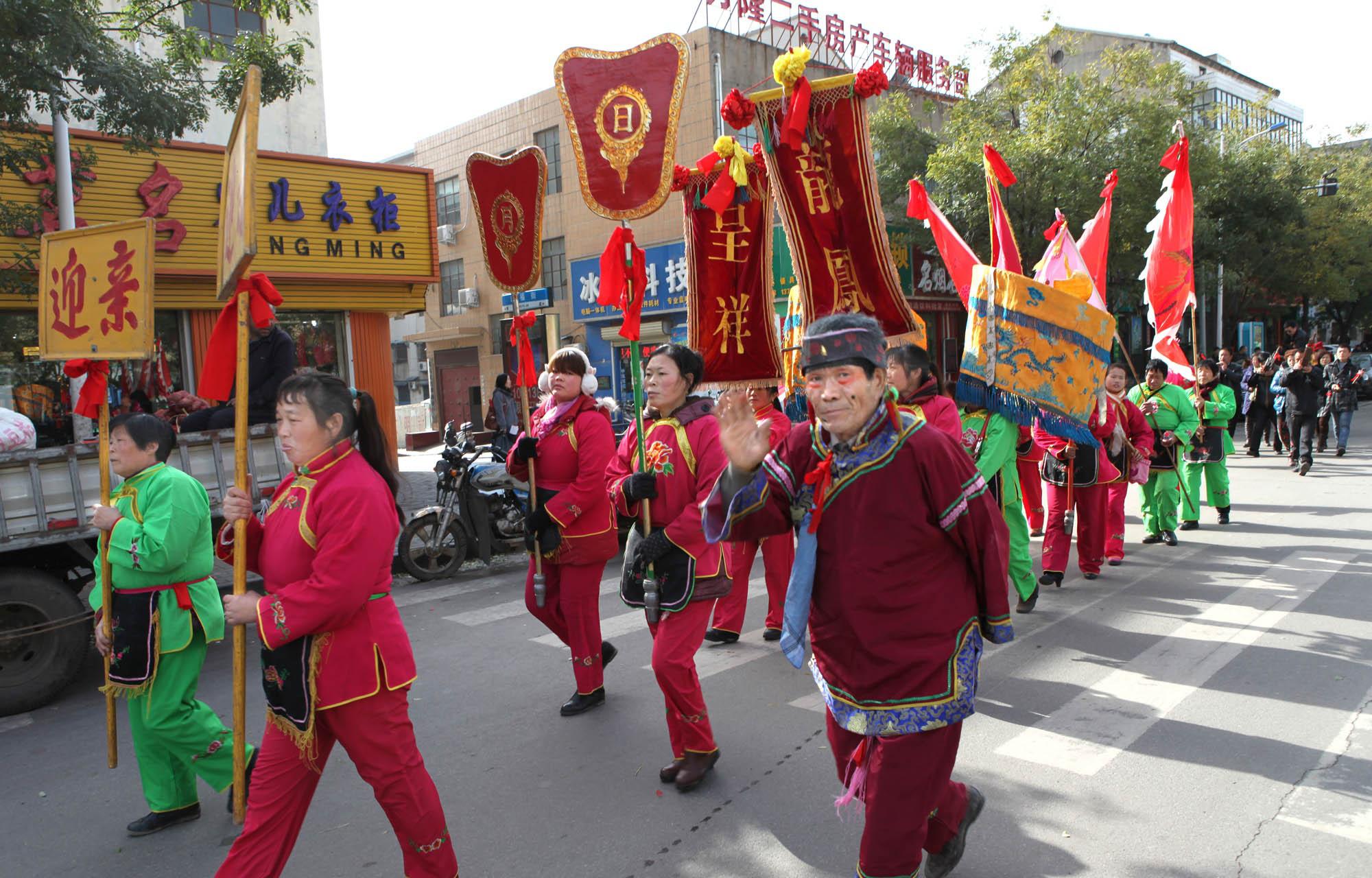 什么叫穿绿鞋女生穿红鞋有什么寓意，什么叫穿绿鞋女生穿红鞋有什么寓意呢（新郎接新娘最少要磕300个头）