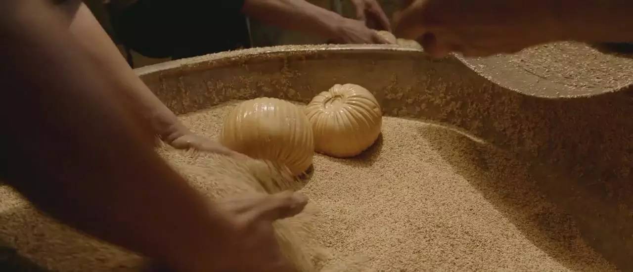 糖瓜是什么做的，糖瓜是用什么糖做的（二十三糖瓜粘，传统糖瓜简单做）