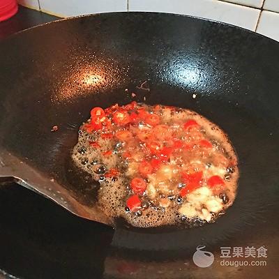 酸菜大肠的做法，酸菜大肠的做法步骤（酸菜炒肥肠的做法）