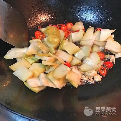 酸菜大肠的做法，酸菜大肠的做法步骤（酸菜炒肥肠的做法）