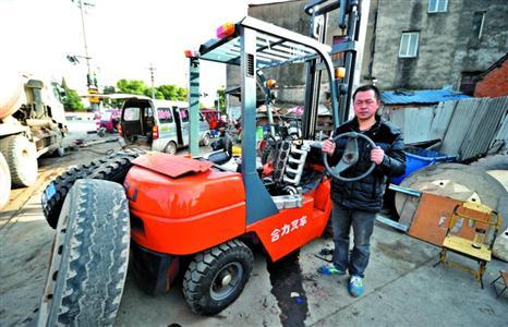 青浦二手工程机械市场 4万元买回二手叉车，才跑50米就趴窝了，记者跨省协调帮忙维权