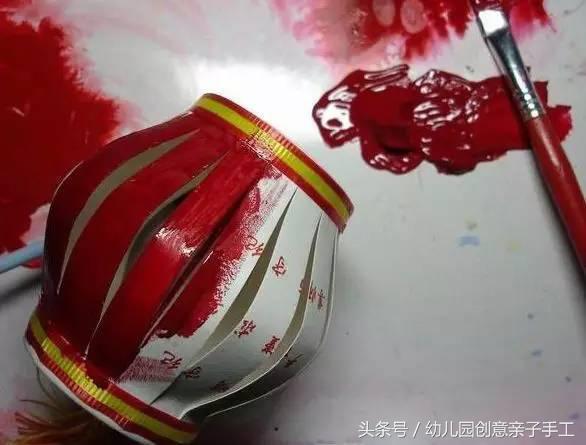 元旦贺卡怎么做，元旦贺卡怎么做立体（用牛奶盒、卡片、纸杯做的灯笼很有新年气氛）