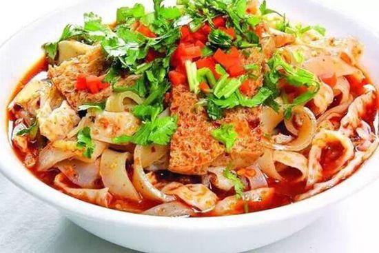 围着火炉吃西瓜是什么地方，早穿棉袄午穿纱围着火炉吃西瓜是描述哪个地区（大新疆传奇般的冬季攒劲儿美食）