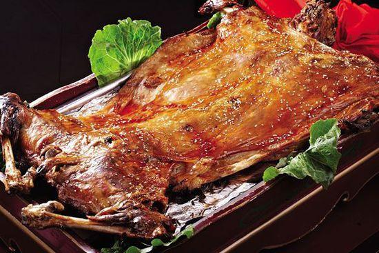 围着火炉吃西瓜是什么地方，早穿棉袄午穿纱围着火炉吃西瓜是描述哪个地区（大新疆传奇般的冬季攒劲儿美食）