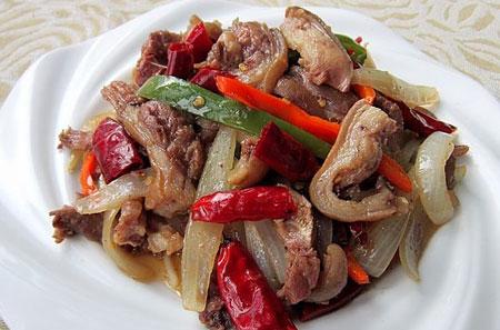 围着火炉吃西瓜是什么地方，早穿棉袄午穿纱围着火炉吃西瓜是描述哪个地区（大新疆传奇般的冬季攒劲儿美食）