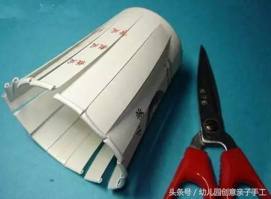 元旦贺卡怎么做，元旦贺卡怎么做立体（用牛奶盒、卡片、纸杯做的灯笼很有新年气氛）