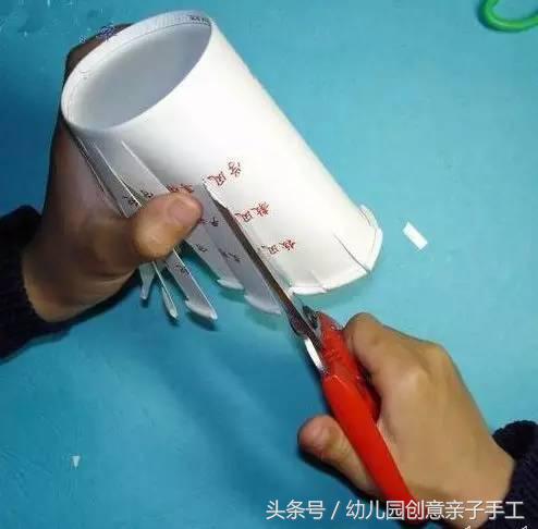 元旦贺卡怎么做，元旦贺卡怎么做立体（用牛奶盒、卡片、纸杯做的灯笼很有新年气氛）