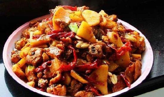 围着火炉吃西瓜是什么地方，早穿棉袄午穿纱围着火炉吃西瓜是描述哪个地区（大新疆传奇般的冬季攒劲儿美食）